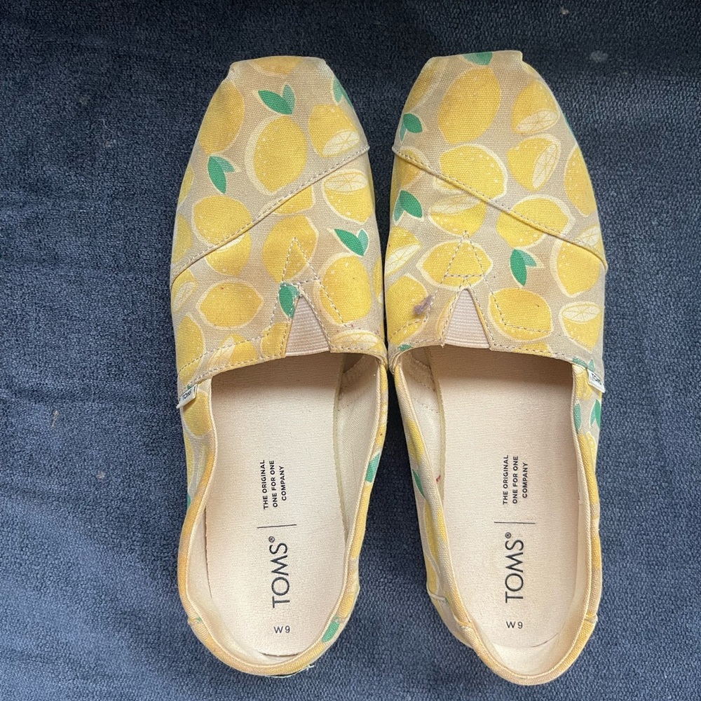 TOMS Women's Yellow Lemon Print Flats
